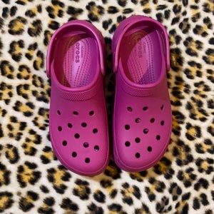 Women’s & men’s fuchsia platform crocs, size 9 women’s